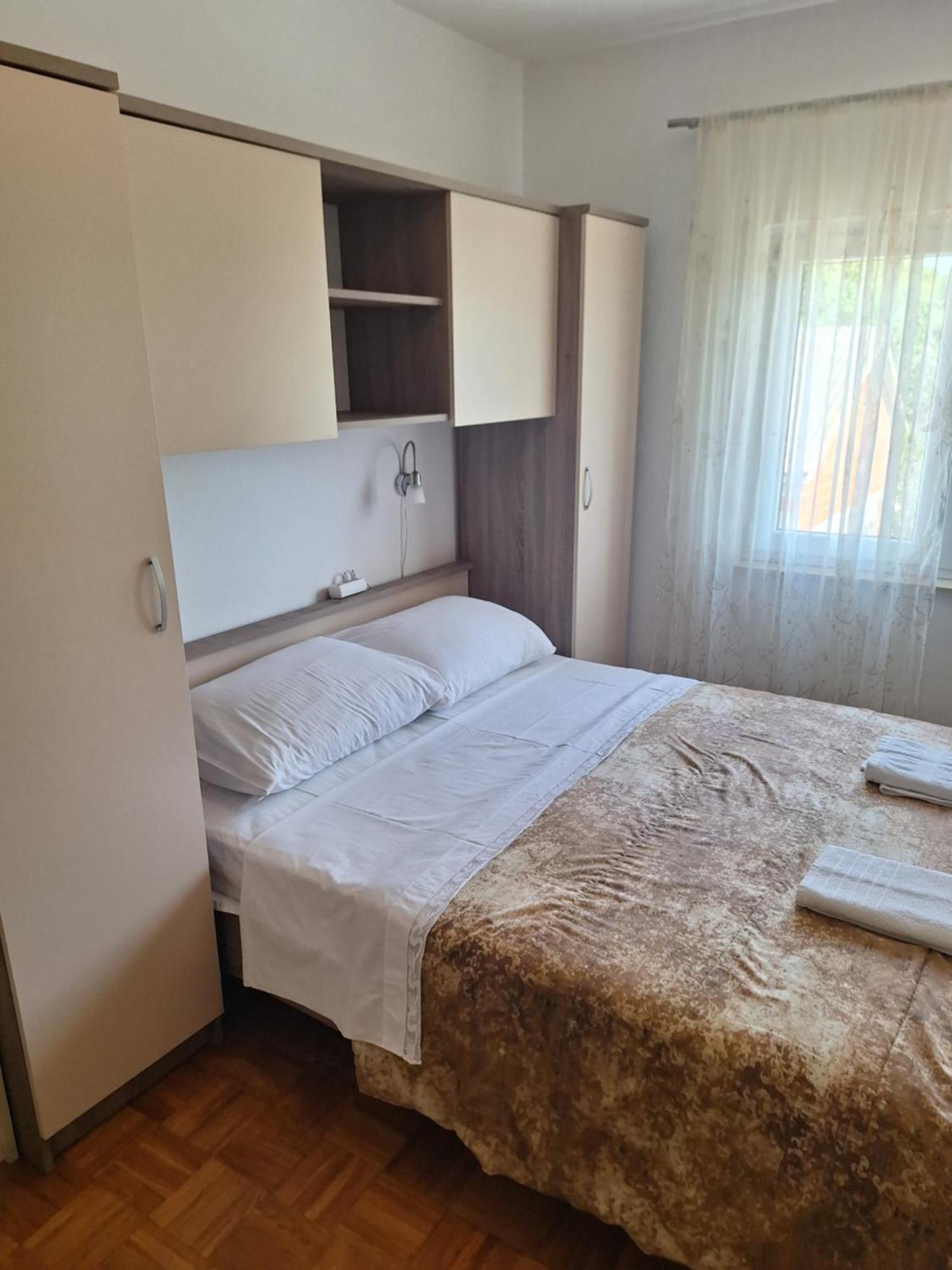 Diana Rooms And Apartments Стариград-Пакленица Экстерьер фото