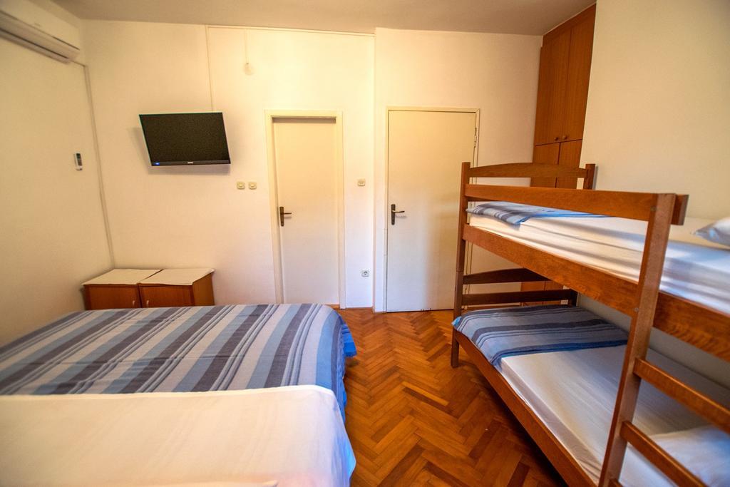 Diana Rooms And Apartments Стариград-Пакленица Экстерьер фото